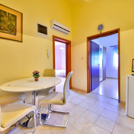 Appartamento Fani-3 By Interhome